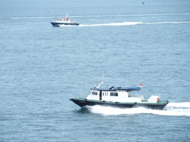 かわいい小船 作業船 タグボート 軍艦 プーケットの電線