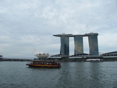 かわいい小船 作業船 タグボート 軍艦 プーケットの電線