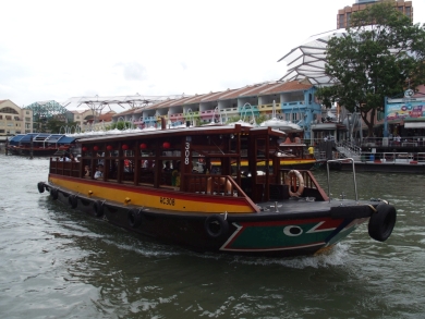 かわいい小船 作業船 タグボート 軍艦 プーケットの電線