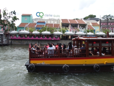 かわいい小船 作業船 タグボート 軍艦 プーケットの電線