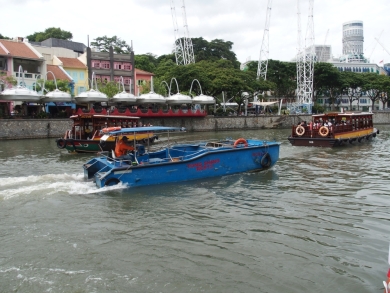 かわいい小船 作業船 タグボート 軍艦 プーケットの電線