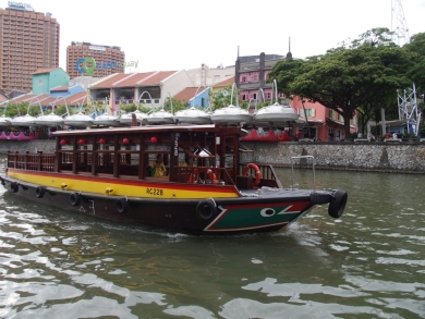 かわいい小船 作業船 タグボート 軍艦 プーケットの電線