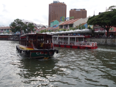 かわいい小船 作業船 タグボート 軍艦 プーケットの電線