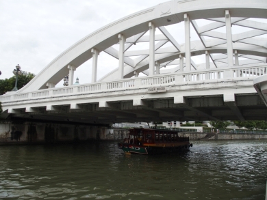 かわいい小船 作業船 タグボート 軍艦 プーケットの電線