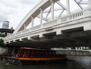 かわいい小船 作業船 タグボート 軍艦 プーケットの電線