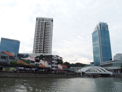 かわいい小船 作業船 タグボート 軍艦 プーケットの電線