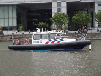 かわいい小船 作業船 タグボート 軍艦 プーケットの電線