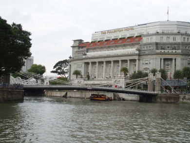 かわいい小船 作業船 タグボート 軍艦 プーケットの電線