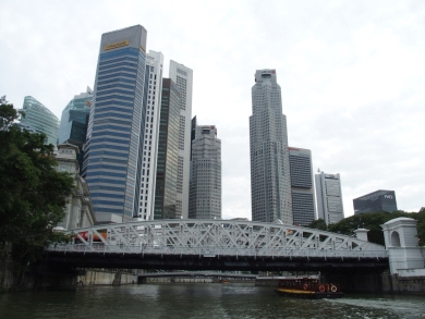 かわいい小船 作業船 タグボート 軍艦 プーケットの電線