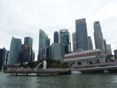 かわいい小船 作業船 タグボート 軍艦 プーケットの電線