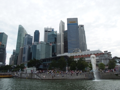 かわいい小船 作業船 タグボート 軍艦 プーケットの電線