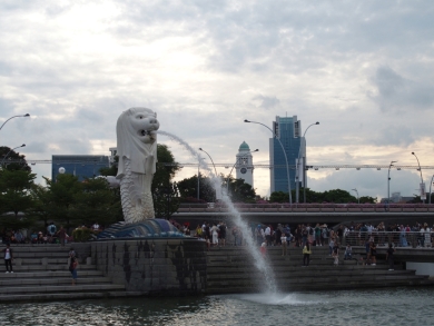 かわいい小船 作業船 タグボート 軍艦 プーケットの電線