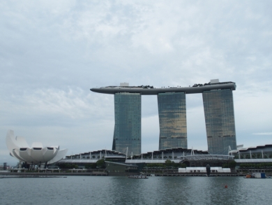 かわいい小船 作業船 タグボート 軍艦 プーケットの電線