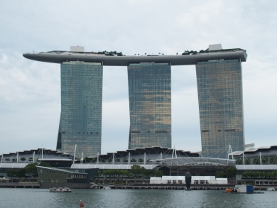 かわいい小船 作業船 タグボート 軍艦 プーケットの電線