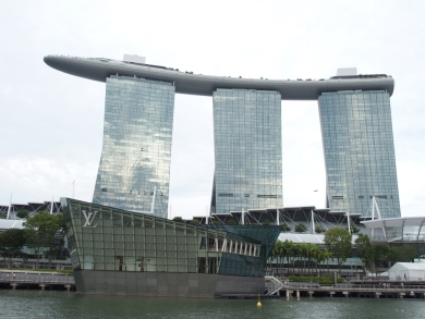 かわいい小船 作業船 タグボート 軍艦 プーケットの電線