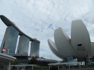 かわいい小船 作業船 タグボート 軍艦 プーケットの電線