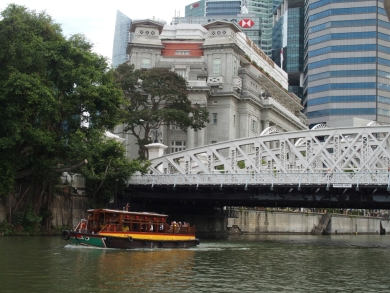 かわいい小船 作業船 タグボート 軍艦 プーケットの電線