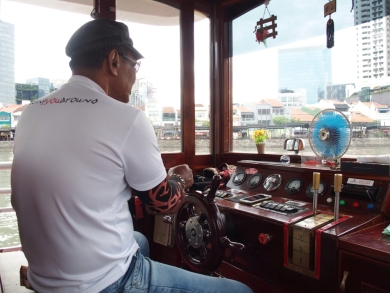 かわいい小船 作業船 タグボート 軍艦 プーケットの電線