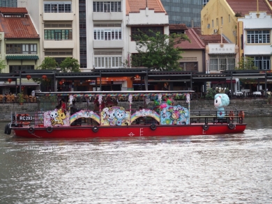 かわいい小船 作業船 タグボート 軍艦 プーケットの電線