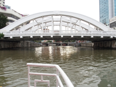 かわいい小船 作業船 タグボート 軍艦 プーケットの電線