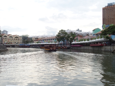 かわいい小船 作業船 タグボート 軍艦 プーケットの電線