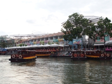 かわいい小船 作業船 タグボート 軍艦 プーケットの電線