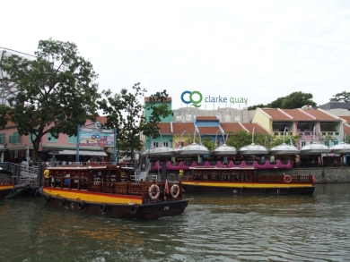 かわいい小船 作業船 タグボート 軍艦 プーケットの電線