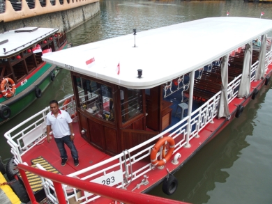 かわいい小船 作業船 タグボート 軍艦 プーケットの電線