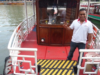 かわいい小船 作業船 タグボート 軍艦 プーケットの電線