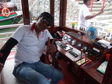 かわいい小船 作業船 タグボート 軍艦 プーケットの電線