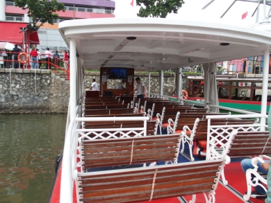 かわいい小船 作業船 タグボート 軍艦 プーケットの電線