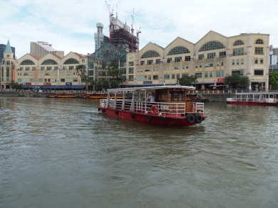 かわいい小船 作業船 タグボート 軍艦 プーケットの電線