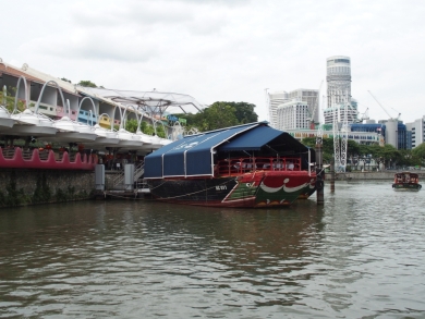 かわいい小船 作業船 タグボート 軍艦 プーケットの電線