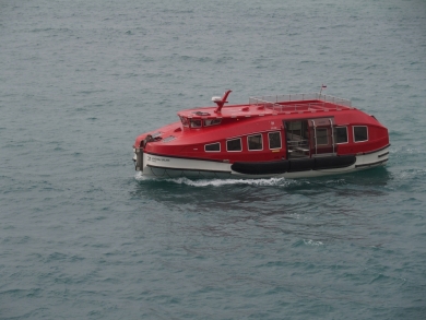 かわいい小船 作業船 タグボート 軍艦 プーケットの電線