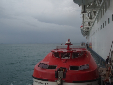 かわいい小船 作業船 タグボート 軍艦 プーケットの電線