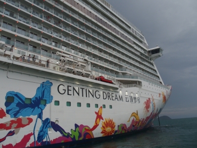 かわいい小船 作業船 タグボート 軍艦 プーケットの電線