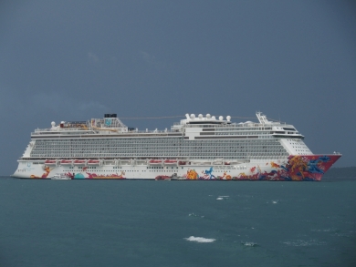 かわいい小船 作業船 タグボート 軍艦 プーケットの電線