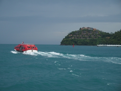 かわいい小船 作業船 タグボート 軍艦 プーケットの電線