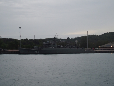 かわいい小船 作業船 タグボート 軍艦 プーケットの電線