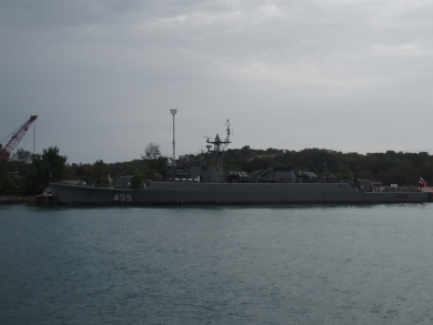 かわいい小船 作業船 タグボート 軍艦 プーケットの電線