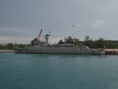 かわいい小船 作業船 タグボート 軍艦 プーケットの電線