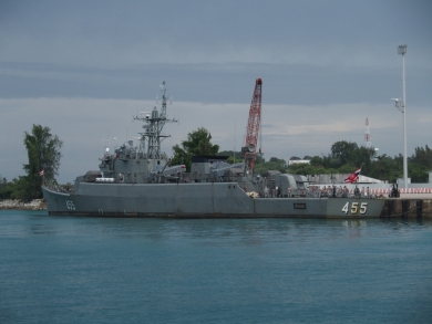 かわいい小船 作業船 タグボート 軍艦 プーケットの電線