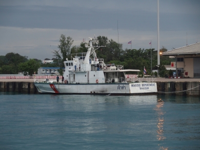 かわいい小船 作業船 タグボート 軍艦 プーケットの電線