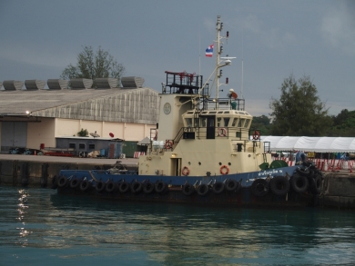 かわいい小船 作業船 タグボート 軍艦 プーケットの電線