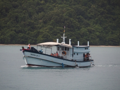 かわいい小船 作業船 タグボート 軍艦 プーケットの電線