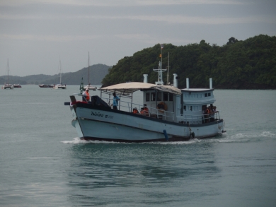 かわいい小船 作業船 タグボート 軍艦 プーケットの電線