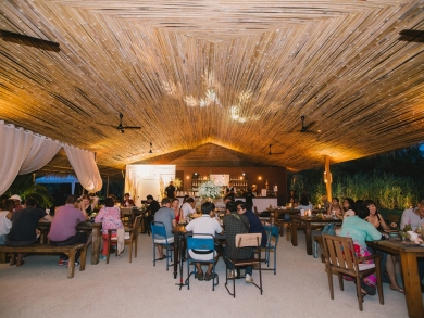 かわいい小船 作業船 タグボート 軍艦 プーケットの電線