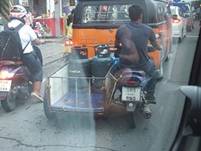 かわいい小船 作業船 タグボート 軍艦 プーケットの電線