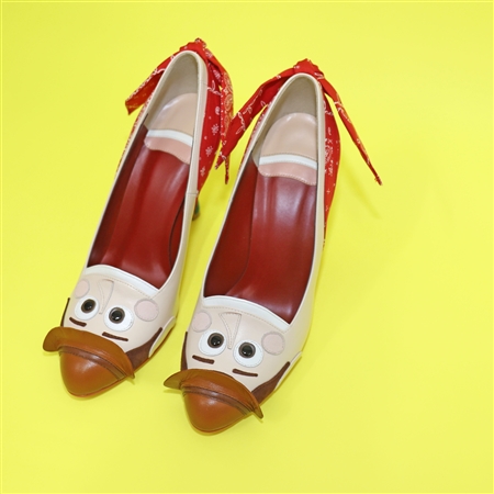 ウッディとバズがそのまま靴になったよ！　「トイ・ストーリー」キャラをあしらった靴シリーズが登場