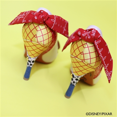 ウッディとバズがそのまま靴になったよ！　「トイ・ストーリー」キャラをあしらった靴シリーズが登場